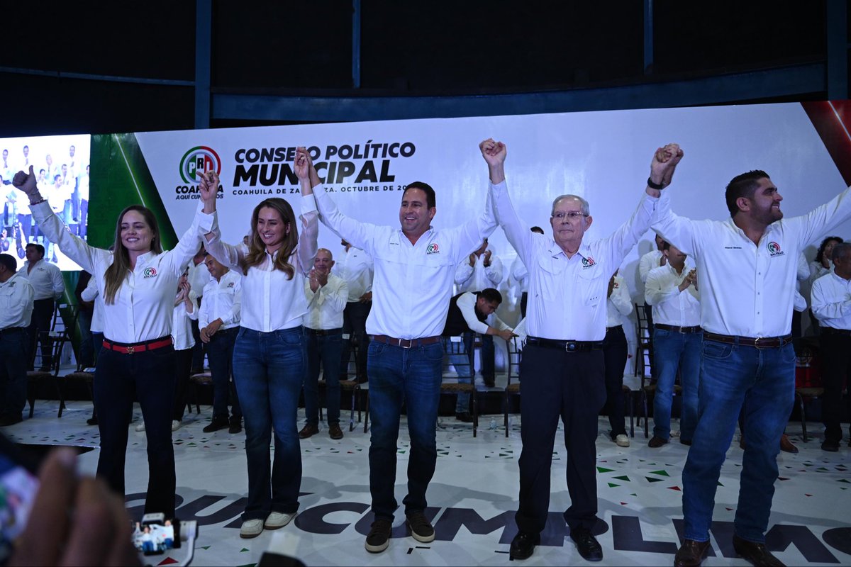 Ante más de 5 mil consejeras, consejeros, militantes y simpatizantes, tomamos protesta a Lalo Medrano y Marimar Arroyo como Presidente y Secretaria General del Comité Municipal del PRI. (1/3)