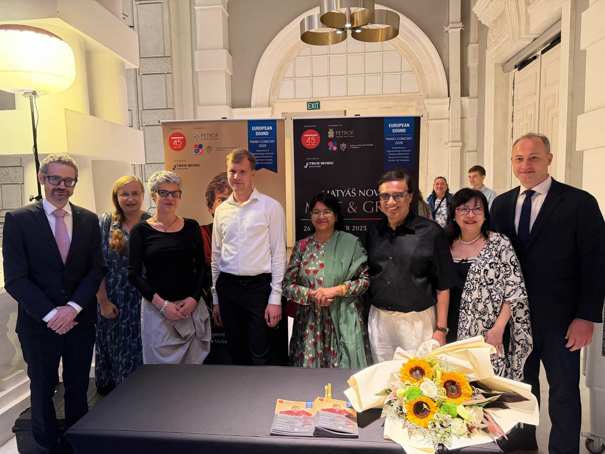 📷 On 26 September, the Victoria Concert Hall came alive with the spirit of Czech music as the pianist Matyáš Novák took us on a moving journey through the works of Smetana, Dvořák, Janáček, and Suk. 
Read more:
mzv.gov.cz/singapore/en/c…
 
#CZinSG #CzechMusic #CzechPiano #Petrof