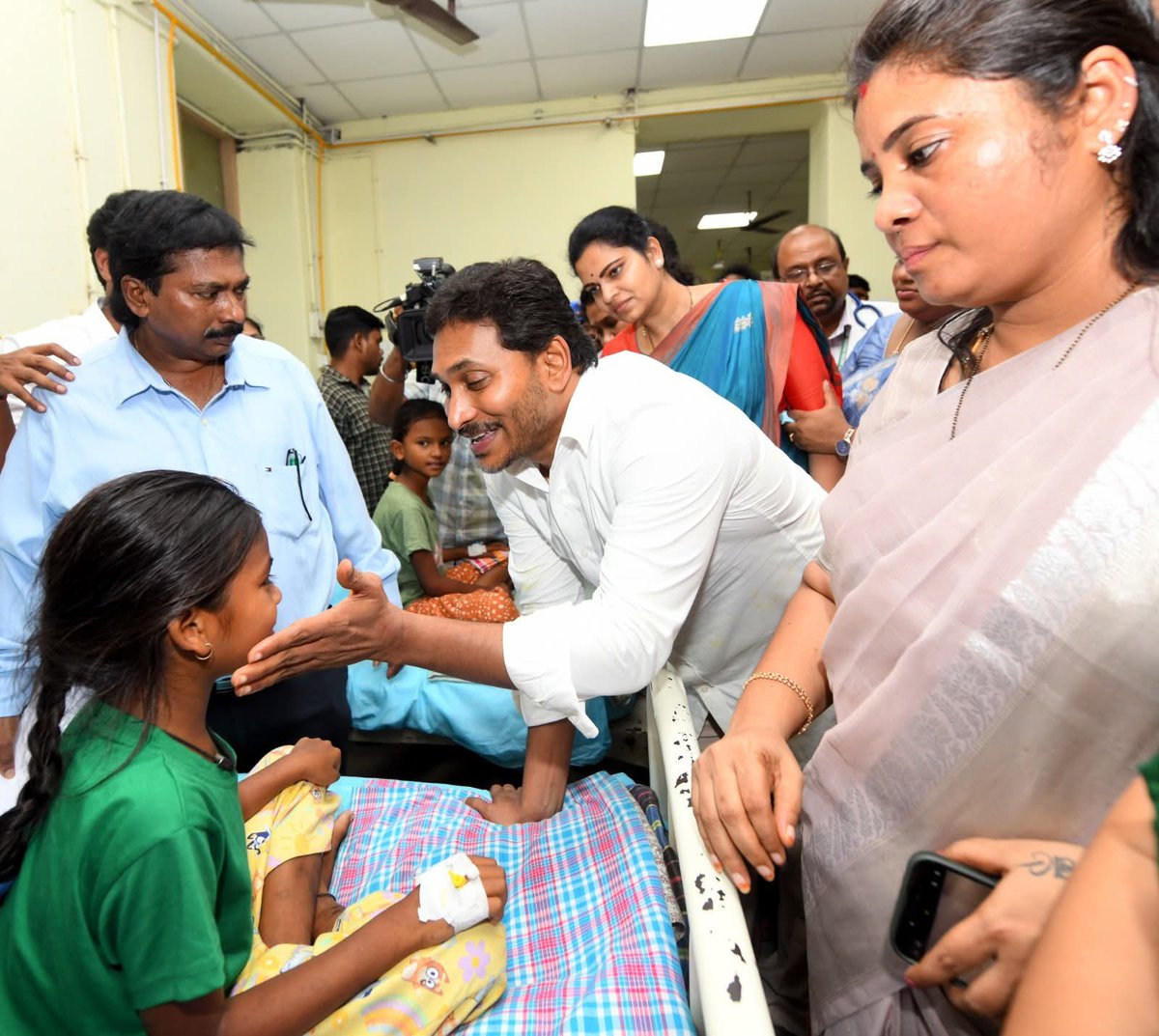 NareshTapaswi's tweet image. 🚨 #KurupamHealthCrisis

విశాఖపట్నం కేజీహెచ్ లో జాండిస్ (హెపటైటిస్ ఏ ) తో చికిత్స పొందుతున్న కురుపాం గిరిజన గురుకుల పాఠశాల విద్యార్థినులను పరామర్శించిన మాజీ ముఖ్యమంత్రి, వైయస్సార్సీపీ అధ్యక్షుడు శ్రీ వైయస్.జగన్.

#InHumanAPGov
#CBNFailedCM
#SadistChandraBabu