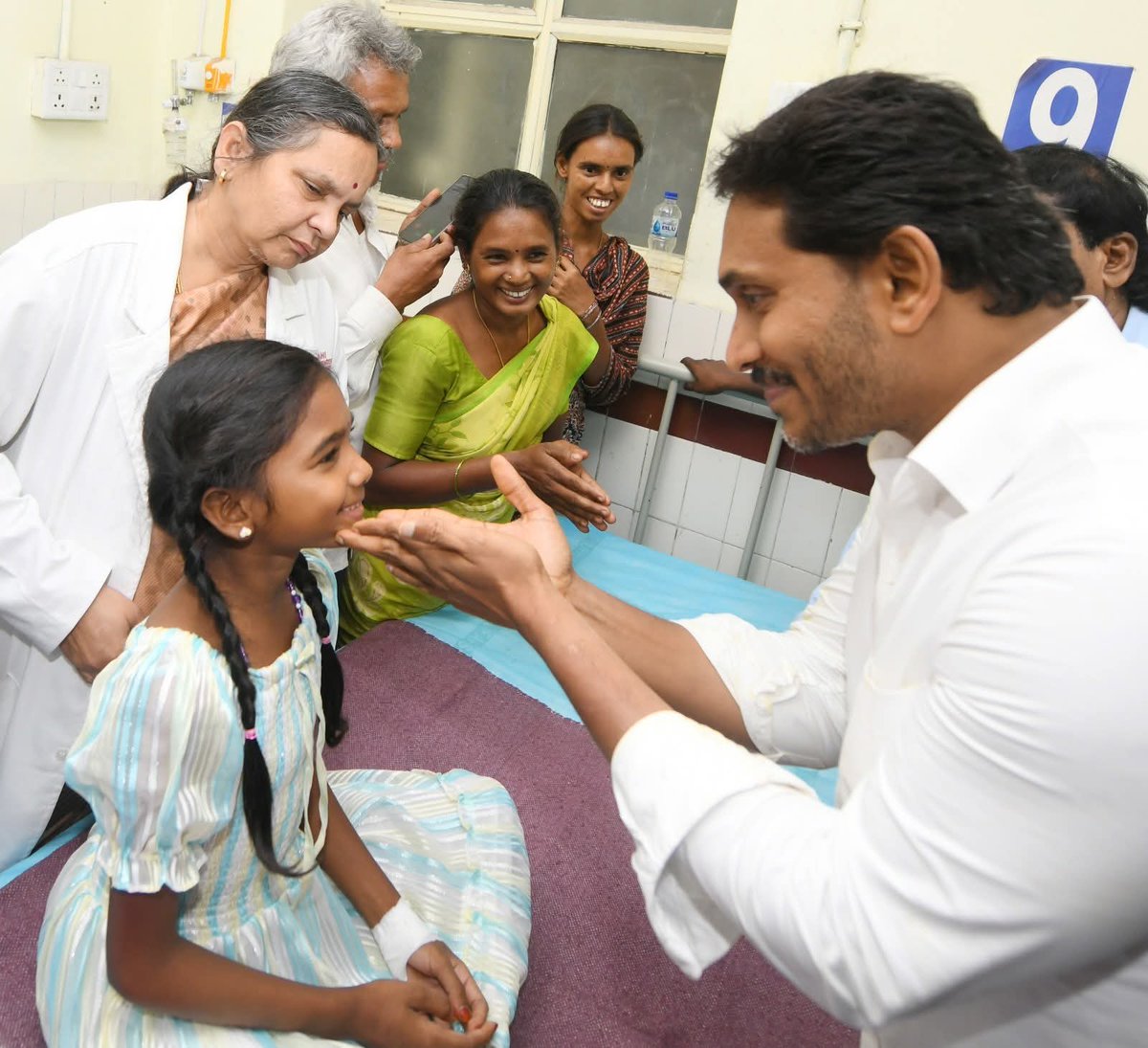 NareshTapaswi's tweet image. 🚨 #KurupamHealthCrisis

విశాఖపట్నం కేజీహెచ్ లో జాండిస్ (హెపటైటిస్ ఏ ) తో చికిత్స పొందుతున్న కురుపాం గిరిజన గురుకుల పాఠశాల విద్యార్థినులను పరామర్శించిన మాజీ ముఖ్యమంత్రి, వైయస్సార్సీపీ అధ్యక్షుడు శ్రీ వైయస్.జగన్.

#InHumanAPGov
#CBNFailedCM
#SadistChandraBabu