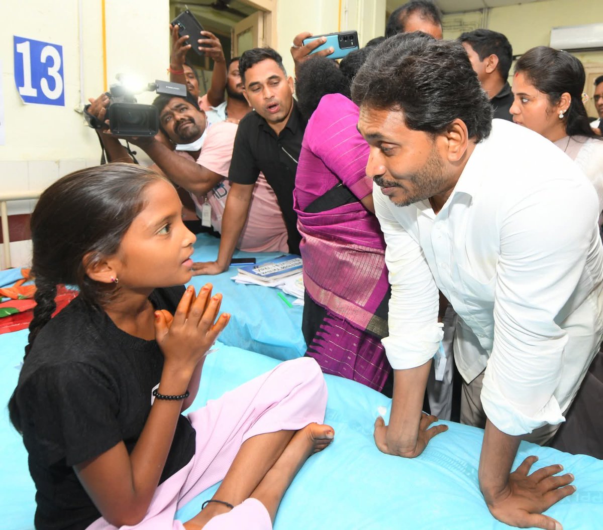 NareshTapaswi's tweet image. 🚨 #KurupamHealthCrisis

విశాఖపట్నం కేజీహెచ్ లో జాండిస్ (హెపటైటిస్ ఏ ) తో చికిత్స పొందుతున్న కురుపాం గిరిజన గురుకుల పాఠశాల విద్యార్థినులను పరామర్శించిన మాజీ ముఖ్యమంత్రి, వైయస్సార్సీపీ అధ్యక్షుడు శ్రీ వైయస్.జగన్.

#InHumanAPGov
#CBNFailedCM
#SadistChandraBabu