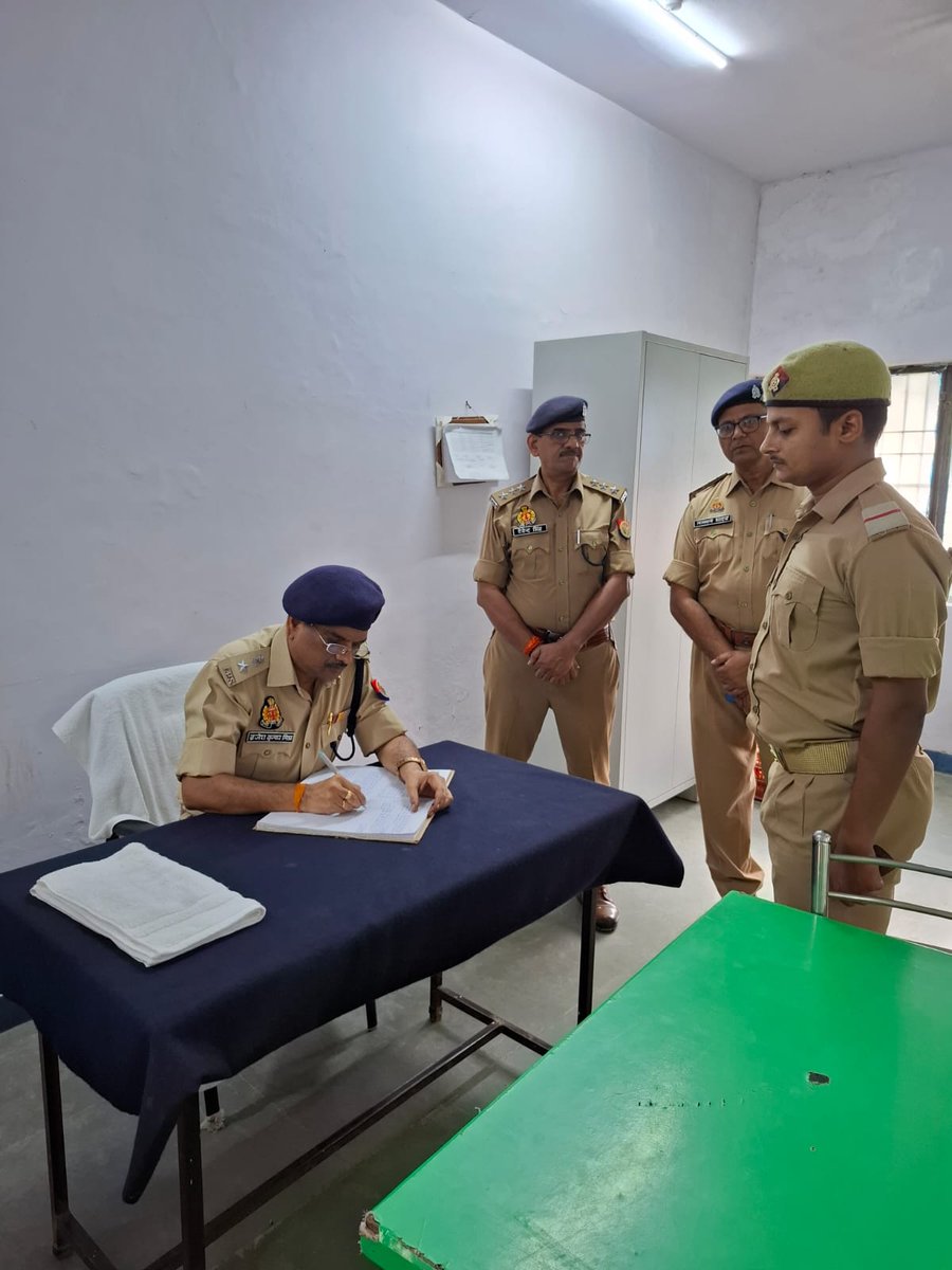 आज पुलिस प्रशिक्षण विद्यालय सुल्तानपुर में प्रशिक्षण प्राप्त कर रहे प्रशिक्षुओं की परेड, मेस, कैंटीन, हॉस्पिटल तथा बैरक आदि का निरीक्षण किया गया तथा व्यवस्थाओं को और अधिक उन्नत बनाने का निर्देश दिया गया..   
जय हिन्द........👍💐