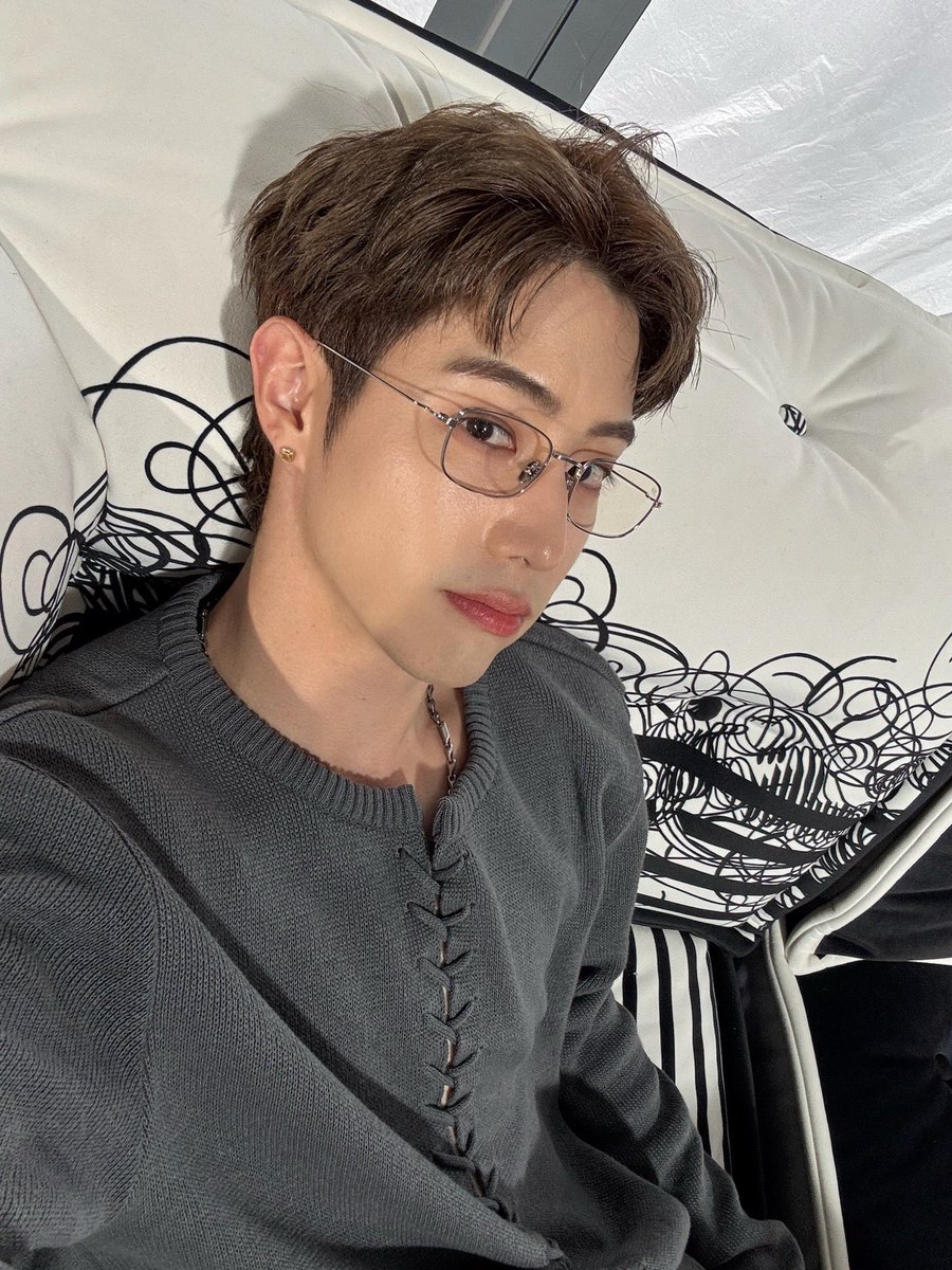 Poongpoong_JB's tweet photo. โหหหหหหหหห แว่นมานี่มา  หล่อมาก😭

#MarkTuan https://t.co/R2OSsdRwfv