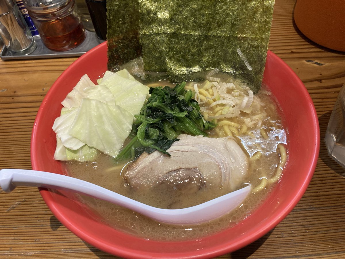 近所のラーメン屋😋
一番乗りで行ってきました！
ヤバイラーメン中盛り 美味かったっす