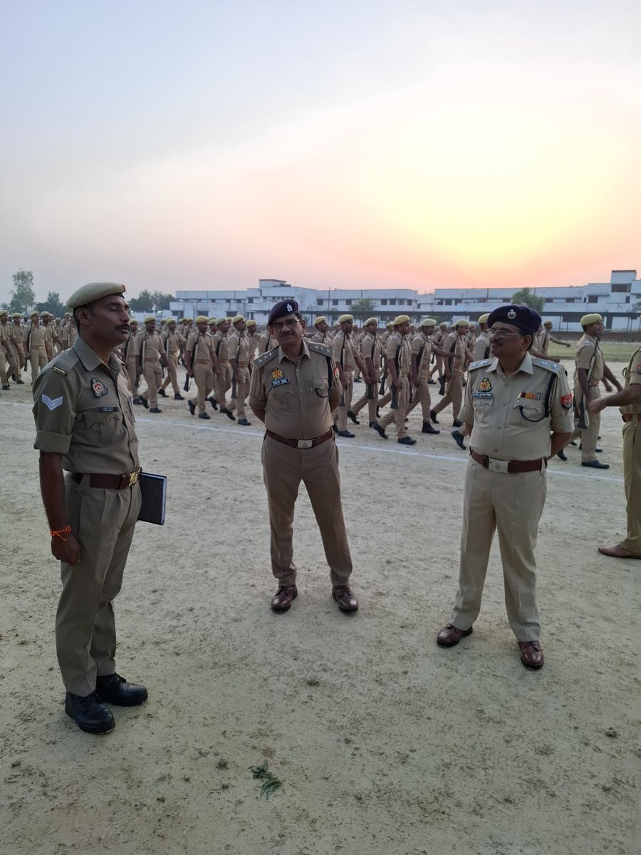 आज पुलिस प्रशिक्षण विद्यालय सुल्तानपुर में प्रशिक्षण प्राप्त कर रहे प्रशिक्षुओं की परेड, मेस, कैंटीन, हॉस्पिटल तथा बैरक आदि का निरीक्षण किया गया तथा व्यवस्थाओं को और अधिक उन्नत बनाने का निर्देश दिया गया..   
जय हिन्द........👍💐