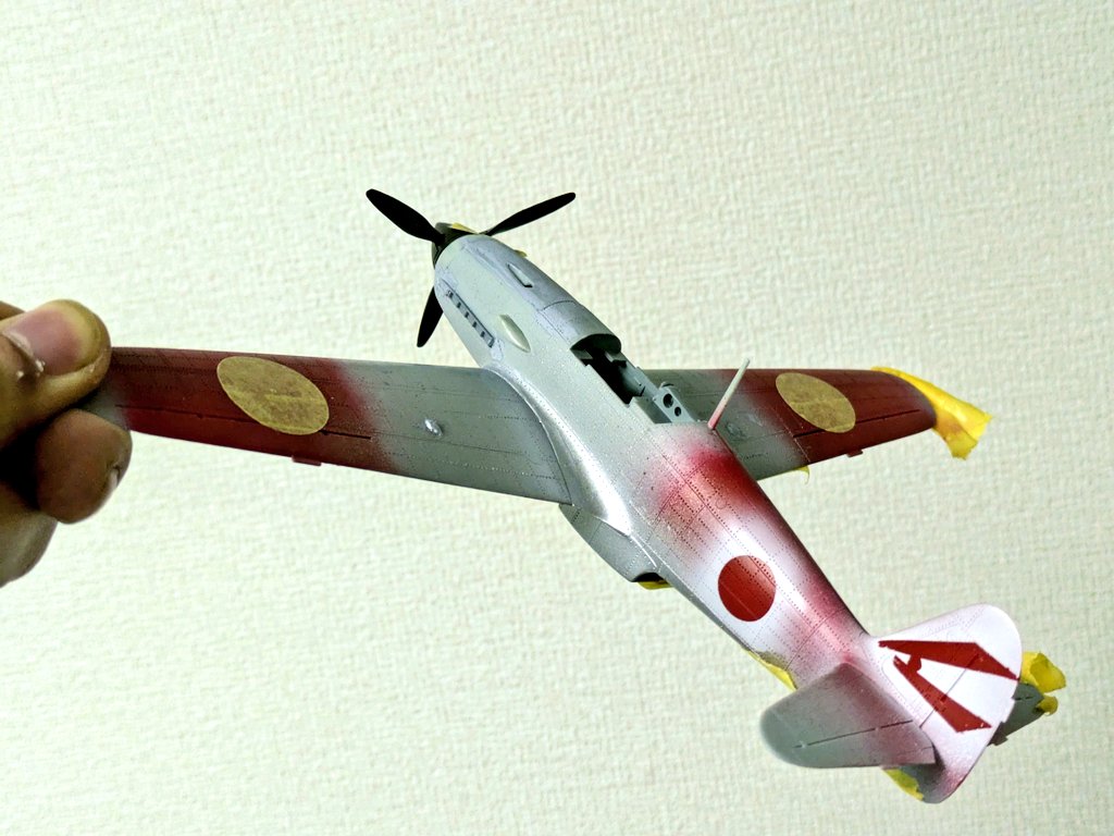 マイクロエース1/48 三式戦闘機「飛燕」一型丙
上面濃緑色の第2飛行隊「やまびこ隊」所属機にするので、戦隊マーク及び胴体日の丸に白縁を入れました🦈