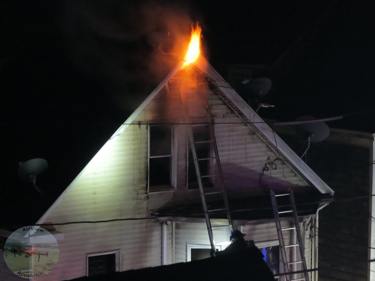 SCListeningPost's tweet image. Some images from the very serious Working Fire in New Bedford. (Airview Acushnet is also part of our team.)

The incident is ongoing &amp;amp; can be found on the Greater NB #ScannerStream at youtube.com/live/eeOq-WzoZ…

A compilation will be forthcoming in the morning.
@metro_notify 
@wcvb