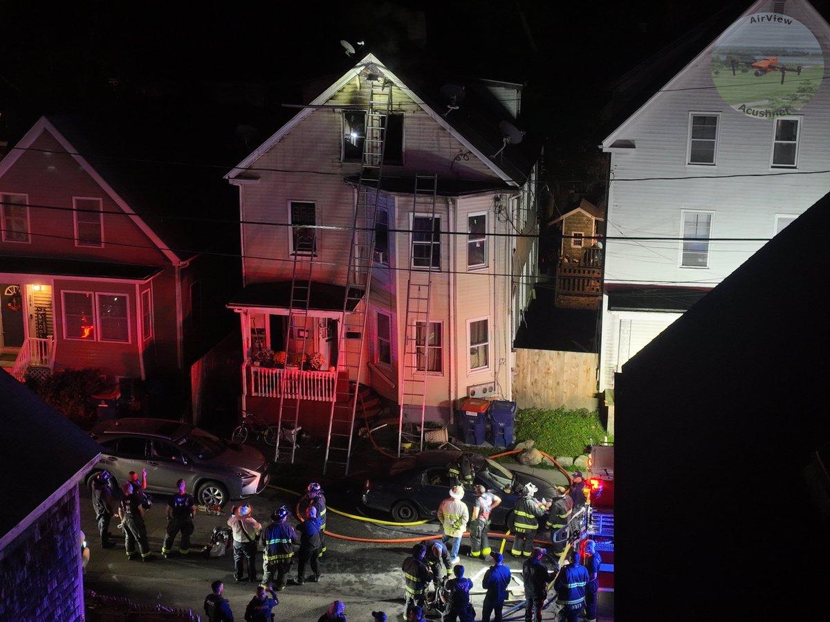 SCListeningPost's tweet image. Some images from the very serious Working Fire in New Bedford. (Airview Acushnet is also part of our team.)

The incident is ongoing &amp;amp; can be found on the Greater NB #ScannerStream at youtube.com/live/eeOq-WzoZ…

A compilation will be forthcoming in the morning.
@metro_notify 
@wcvb