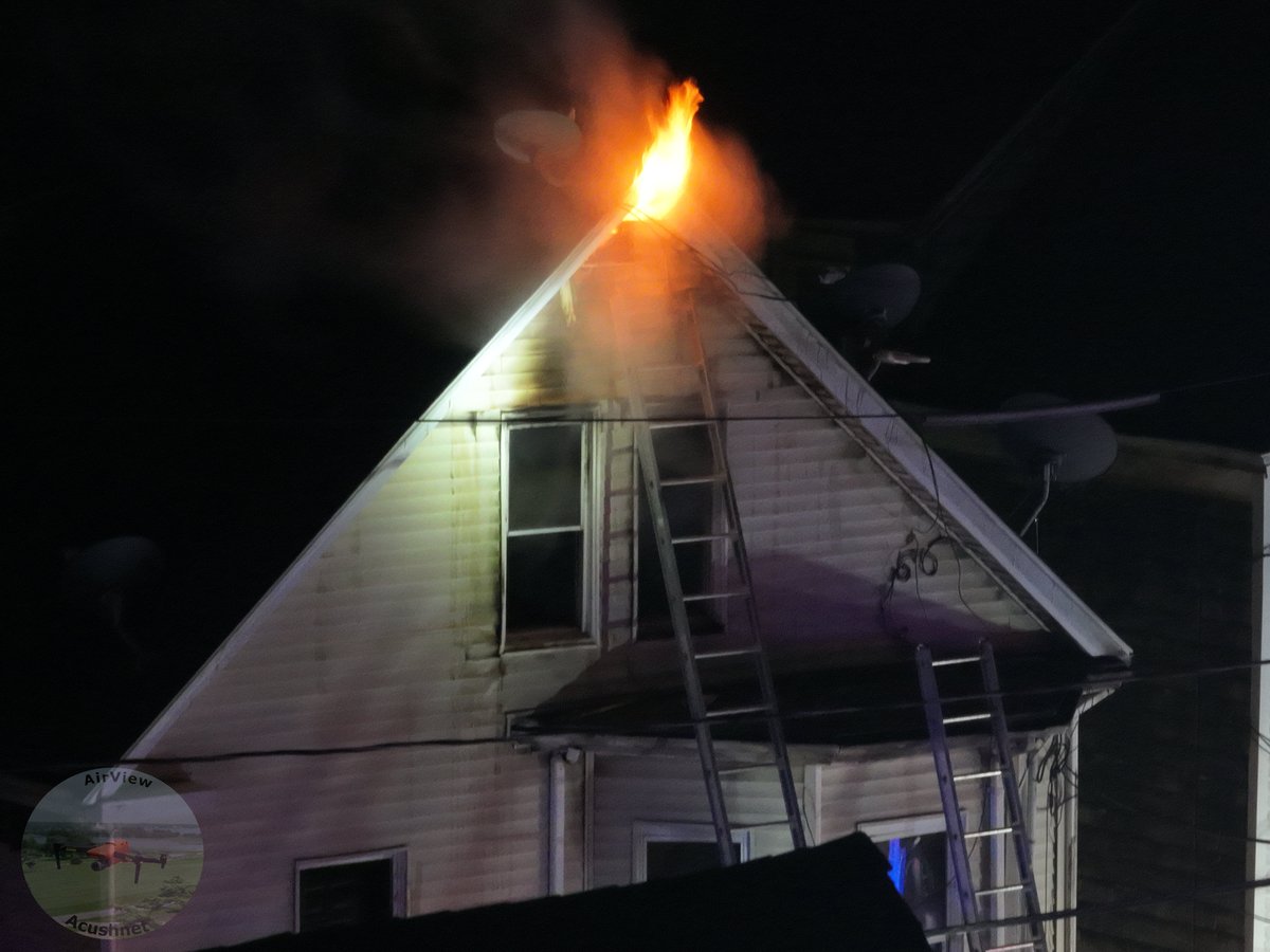 SCListeningPost's tweet image. Some images from the very serious Working Fire in New Bedford. (Airview Acushnet is also part of our team.)

The incident is ongoing &amp;amp; can be found on the Greater NB #ScannerStream at youtube.com/live/eeOq-WzoZ…

A compilation will be forthcoming in the morning.
@metro_notify 
@wcvb