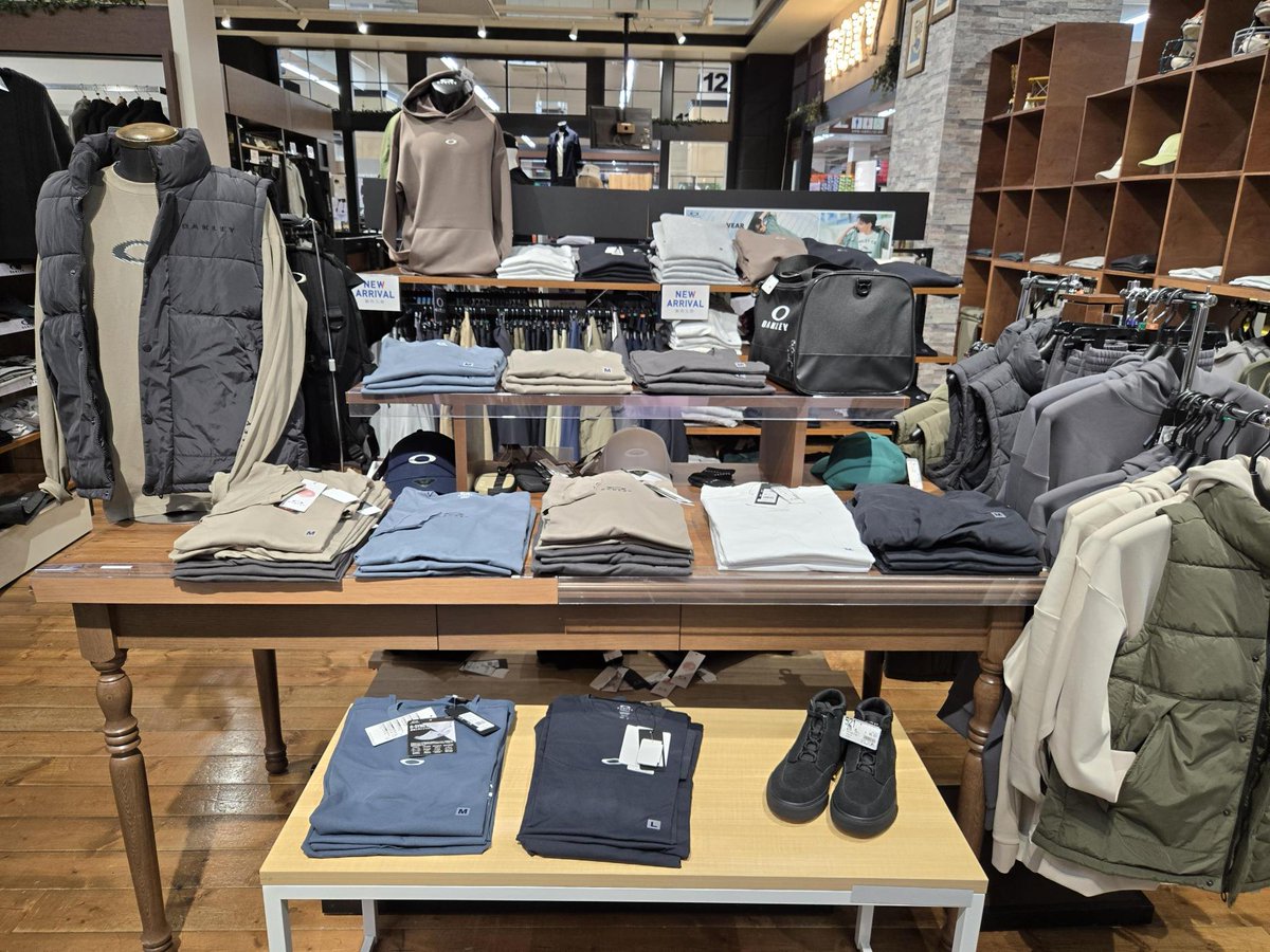 ◤ OAKLEY ◢ オークリーの人気アパレルラインが店頭に登場！ シックな