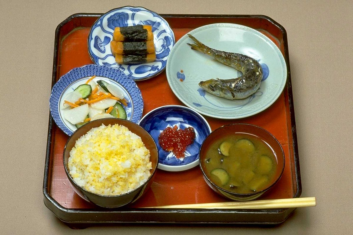 imgnbkpro's tweet image. 秋の昼食
しそ巻き大根、いわしの焼き魚、とざ漬（大根、にんじん、きゅうり、こうじ）、すじこ、あわ飯、なすの味噌汁 

『聞き書　秋田の食事』県北鹿角の食より
#農文協

shop.ruralnet.or.jp/b_no=01_454085…