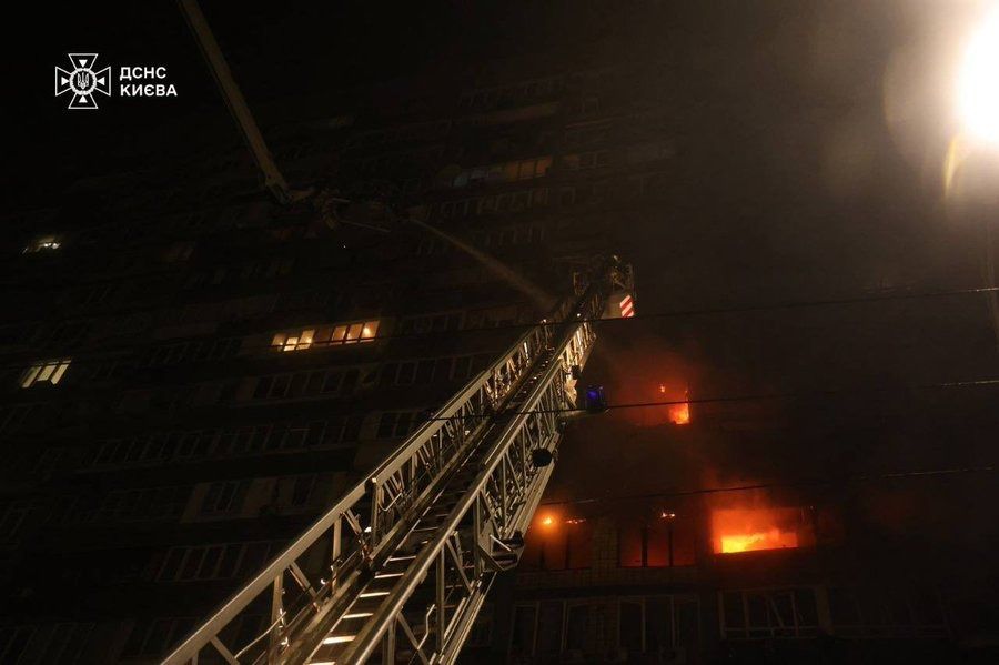 MarioNawfal's tweet image. 🚨🇺🇦 🇷🇺 RUSSIA LAUNCHES MASSIVE DRONE STRIKE ON UKRAINE HITTING CITIES AND CIVILIANS

Russian forces reportedly carried out a large-scale drone assault across Ukraine tonight, striking civilian and power infrastructure. 

In Kyiv, attack drones hit energy facilities and apartment…