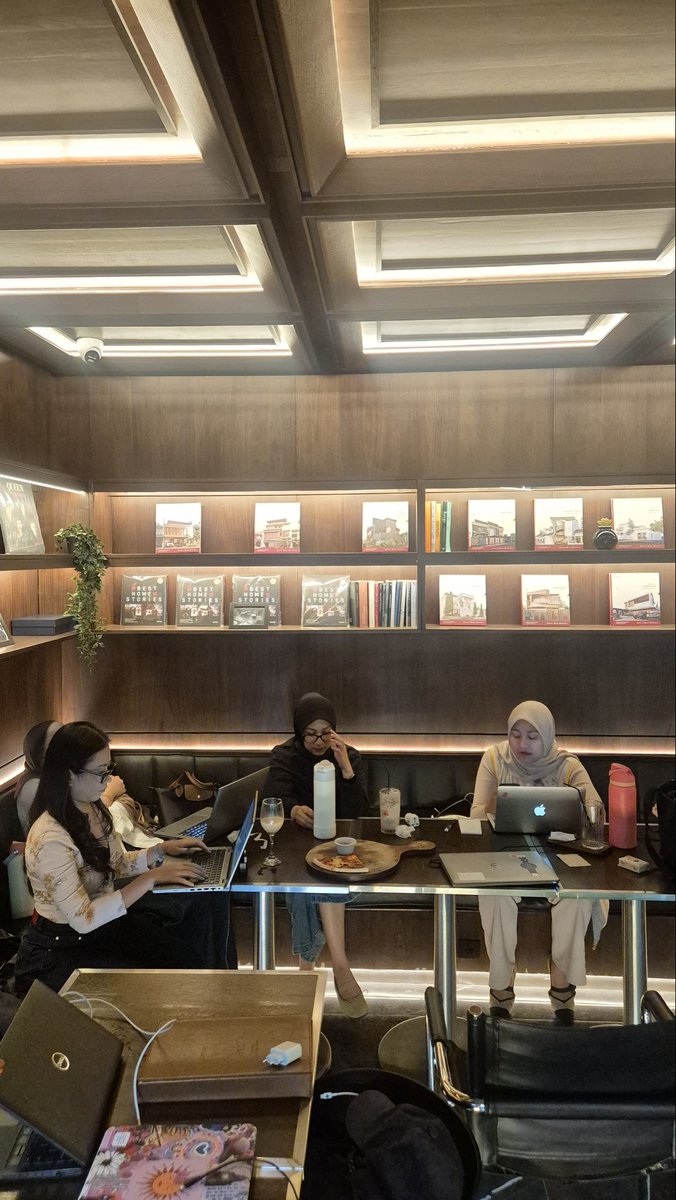 frissyahh's tweet photo. Menyiasati ke hectic-an kerjaan dgn ganti suasana jadi WFC di Bogor bareng manusia-manusia ini. Ada tuh yg kepikiran mau gabawa laptop wkwk, tetep aja ujung-ujungnya sibuk kerja sampe malem 🤣
Setidaknya ada temen buat melampiaskan emosi supaya tetap waras 💆🏻‍♀️ https://t.co/120fGJdfww