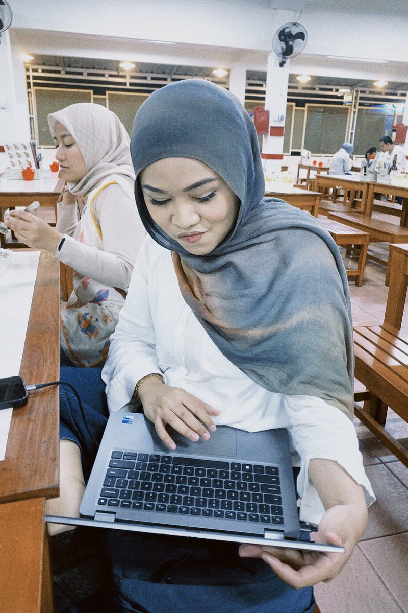 frissyahh's tweet photo. Menyiasati ke hectic-an kerjaan dgn ganti suasana jadi WFC di Bogor bareng manusia-manusia ini. Ada tuh yg kepikiran mau gabawa laptop wkwk, tetep aja ujung-ujungnya sibuk kerja sampe malem 🤣
Setidaknya ada temen buat melampiaskan emosi supaya tetap waras 💆🏻‍♀️ https://t.co/120fGJdfww