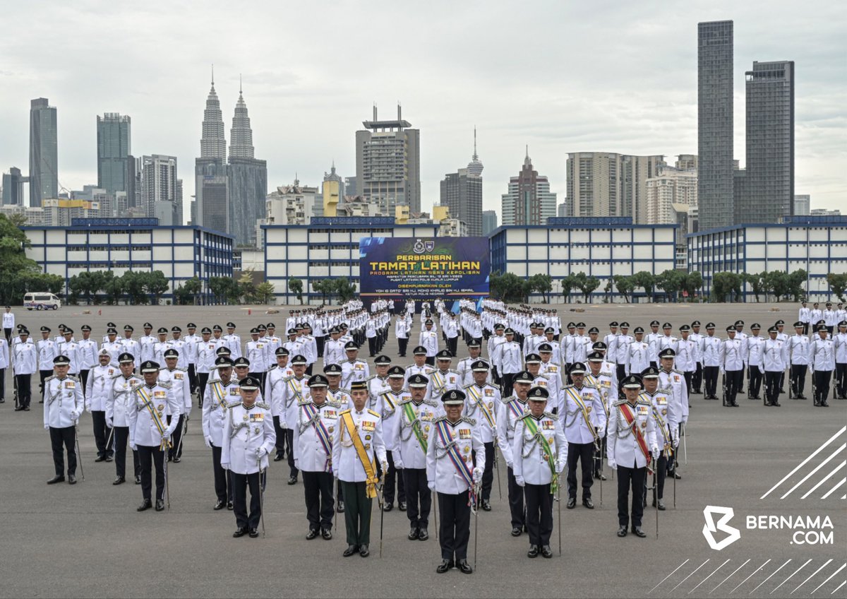 bernamadotcom's tweet photo. Majlis berkenaan meraikan seramai 345 Inspektor Percubaan yang berjaya menamatkan program latihan asas kepolisan selama sembilan bulan di PULAPOL.
📸 Affan Fauzi / BERNAMA
#BernamaNews
#pulapol
#inspektor https://t.co/PAnYmU5Qan