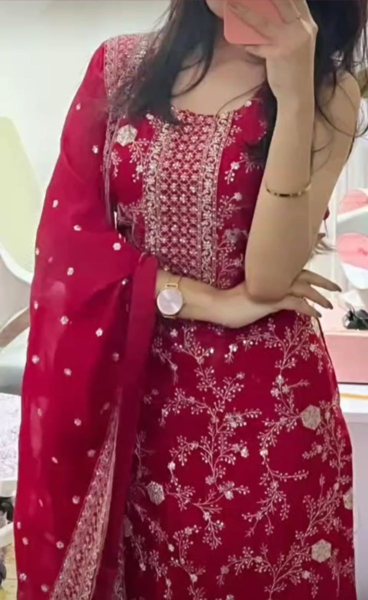 ज़िंदगी बहुत छोटी है,
इसे उन लोगों के साथ गुज़ारो जो तुम्हारे चेहरे पर मुस्कान लाएँ,
और दिल में ये एहसास छोड़ जाएँ कि तुम्हारे बिना उनकी दुनिया अधूरी है❤️