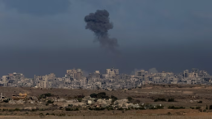 Trump’ın Gazze barış planının ilk aşamasından saatler sonra İsrail yeniden vurdu. 💥
Kuzey Gazze hâlâ “aktif savaş bölgesi”.
#İsrail #Gazze #jeopolitik