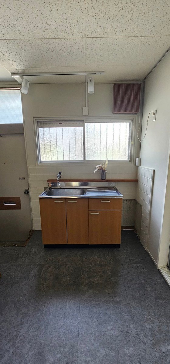 sa10_5069's tweet photo. キッチンと、階段下にシューズボックス作った〜 https://t.co/sEnFIsBahi