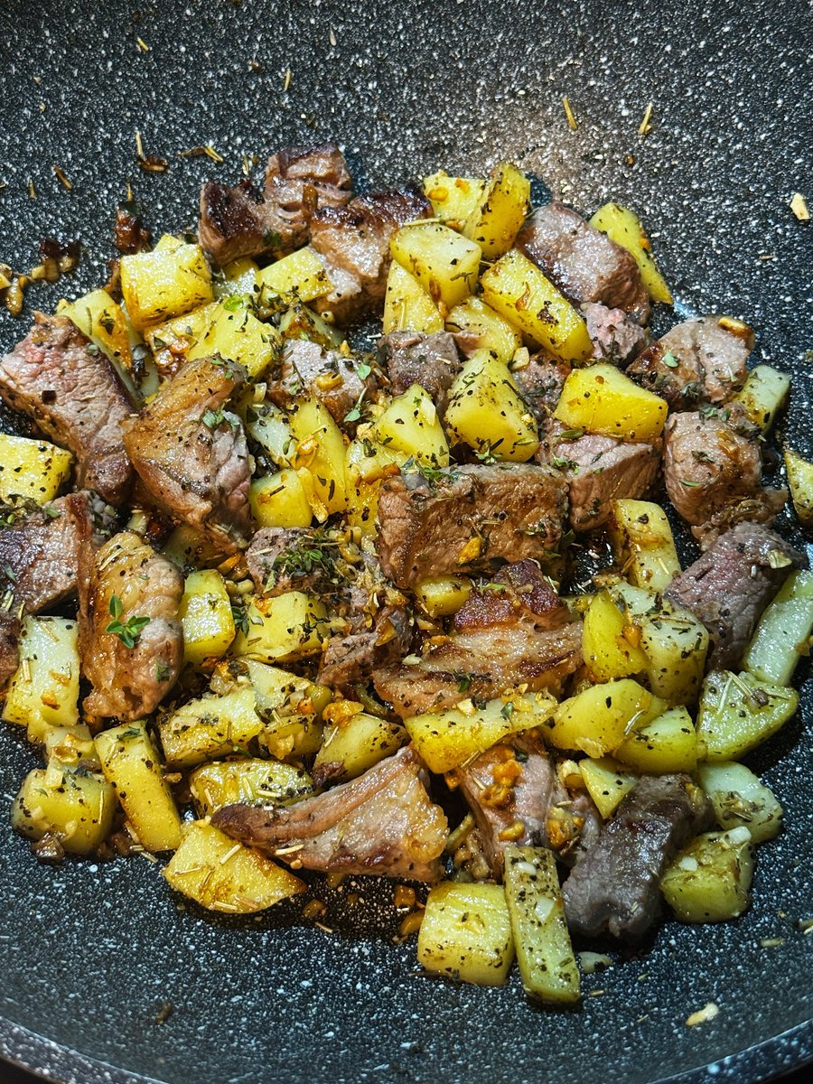 Protein loading: Steak and potatoes.

Been cooking clean for over a month now, feels good. 👌🏽