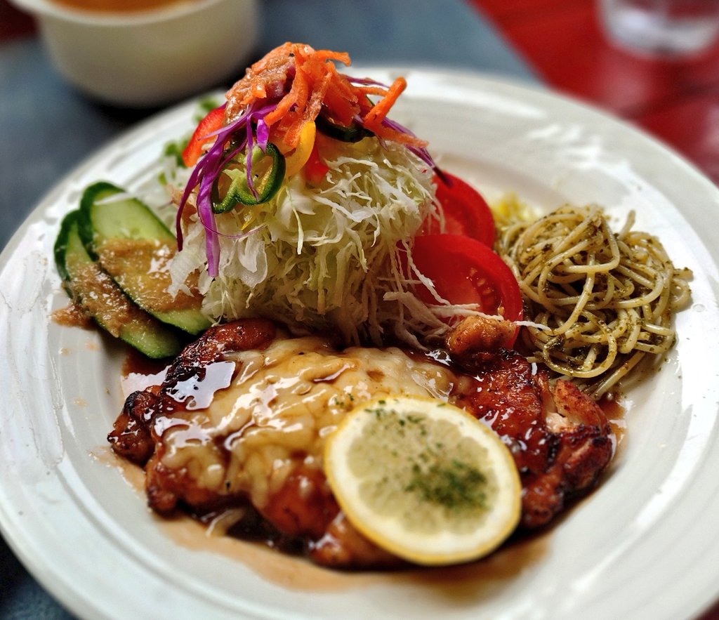 ikehatasan's tweet photo. Zeppet最終日へ。
満車満員で盛況ですね。
マスターの人柄だな。
地元からまた飲食店が無くなるのは
寂しいものである🥲
とりあえずマスターお疲れ様だ。
顔の似てない姉が世話になりました。
#二ツ井 #Zeppet
#チキンソテーバルサミコ酢チーズのせ https://t.co/VyU3hTEbP0