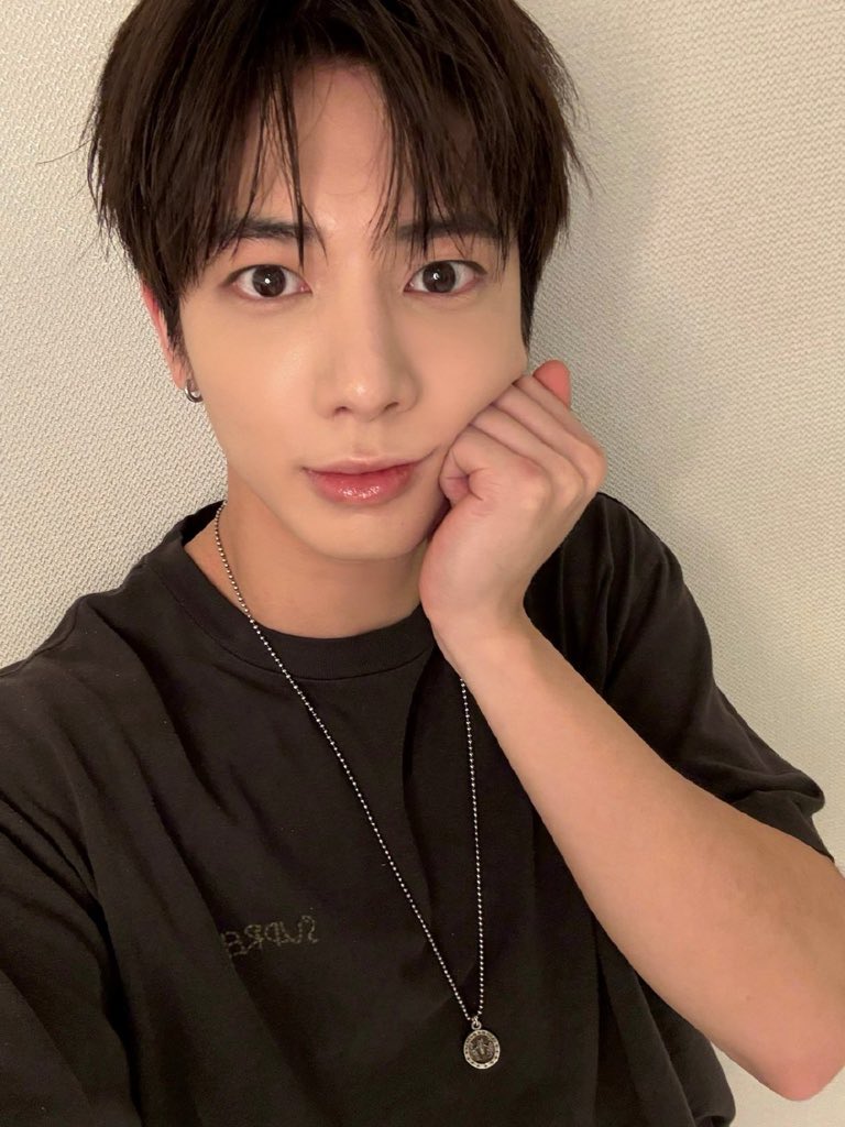 ang_kko25's tweet photo. 지금 눈 떴고 눈 뜨자마자 이걸 봄 다시 눈 감다... https://t.co/RRCGlmTih2