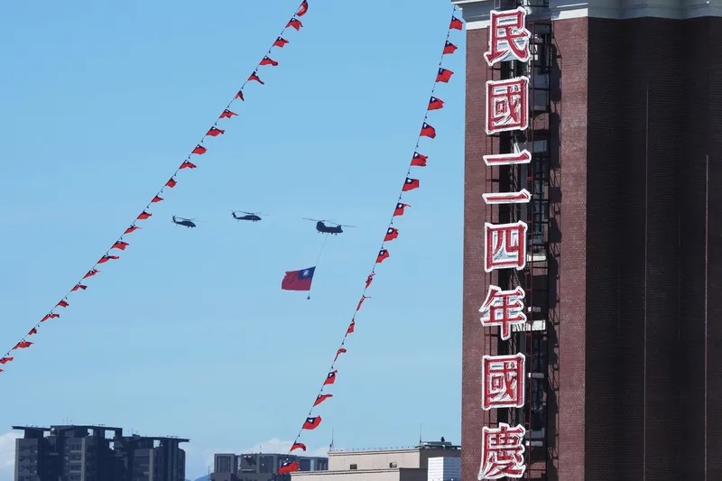 TaiwansDefense's tweet image. A 🇹🇼Republic of China Army CH-47SD helicopter carrying the national flag, escorted by two UH-60M helicopters, flew over national day celebrations in Taipei, northern Taiwan.

(CNA)