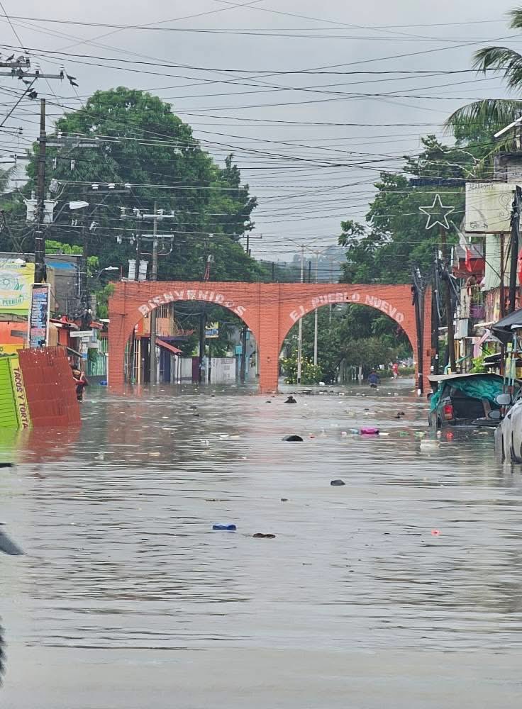 nes_mmt's tweet image. No hay luz ni señal en #Álamo #Veracruz, prácticamente todo está inundado. No he podido comunicarme con mi mamá desde hace horas. Por favor @PCEstatalVer @GobiernoVer @rocionahle  ¡La gente de Álamo necesita ayuda!
