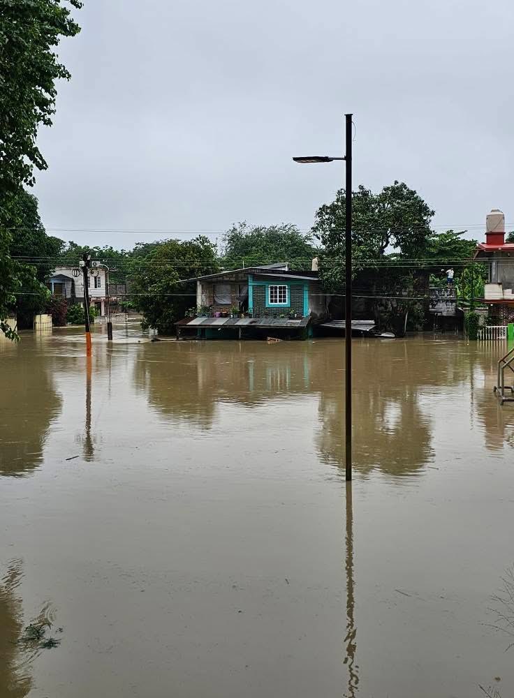 nes_mmt's tweet image. No hay luz ni señal en #Álamo #Veracruz, prácticamente todo está inundado. No he podido comunicarme con mi mamá desde hace horas. Por favor @PCEstatalVer @GobiernoVer @rocionahle  ¡La gente de Álamo necesita ayuda!