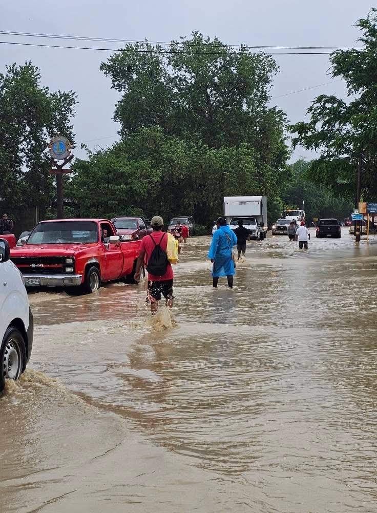 nes_mmt's tweet image. No hay luz ni señal en #Álamo #Veracruz, prácticamente todo está inundado. No he podido comunicarme con mi mamá desde hace horas. Por favor @PCEstatalVer @GobiernoVer @rocionahle  ¡La gente de Álamo necesita ayuda!