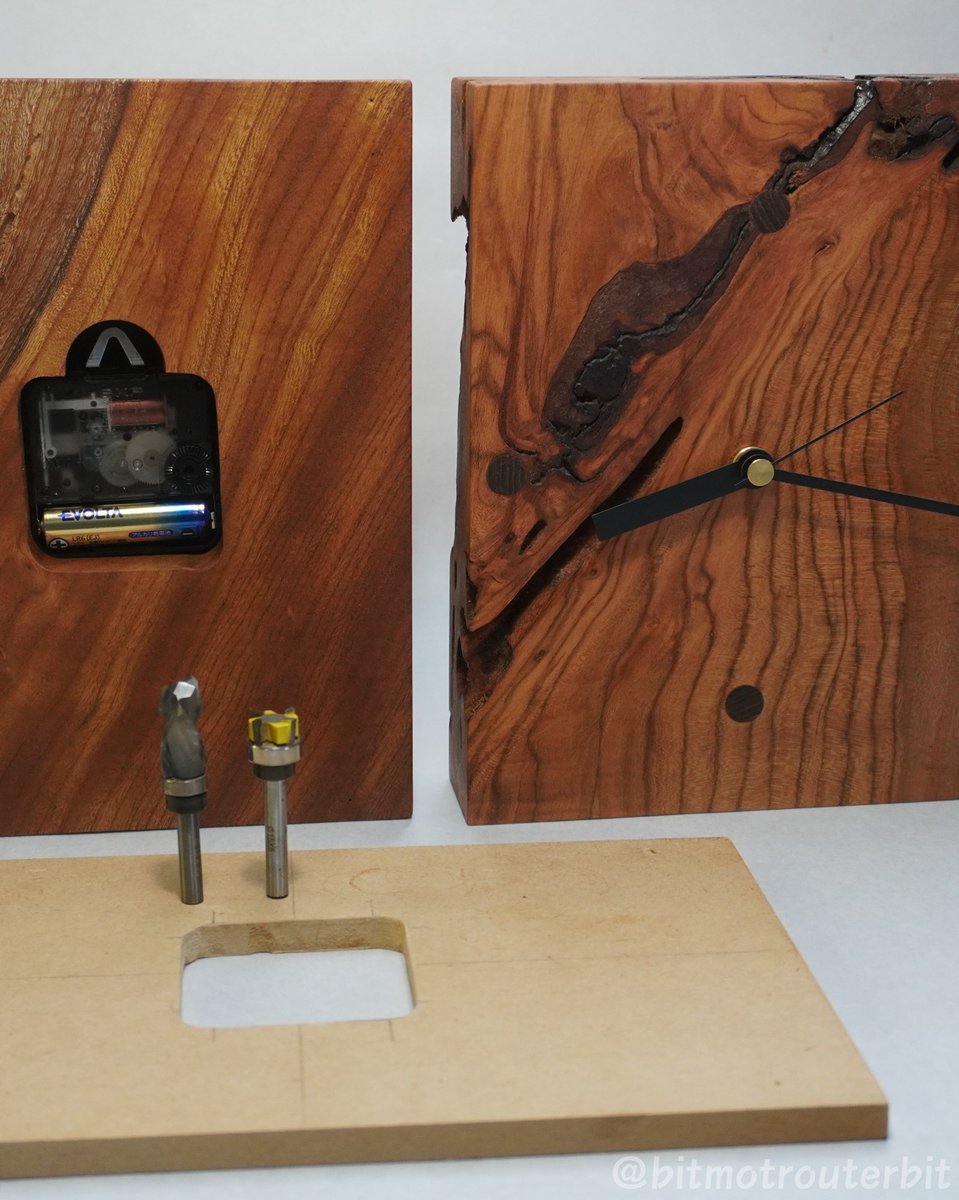 bitmotrouterbit's tweet image. 【時計を作る（その１）】
ＢＴＭＴの姉妹店「オフの店WebShop」のクオーツムーブメントで、時計を作ってみませんか？

木のカタマリを彫り込んで
時計に仕立てます。

ＢＴＭＴの「トップベアリング・パターンビット」シリーズは、彫り込み加工をするのに便利なビットです。
btmt.jp/SHOP/168814/li…