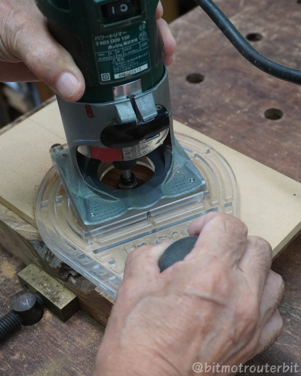 bitmotrouterbit's tweet image. 【時計を作る（その１）】
ＢＴＭＴの姉妹店「オフの店WebShop」のクオーツムーブメントで、時計を作ってみませんか？

木のカタマリを彫り込んで
時計に仕立てます。

ＢＴＭＴの「トップベアリング・パターンビット」シリーズは、彫り込み加工をするのに便利なビットです。
btmt.jp/SHOP/168814/li…