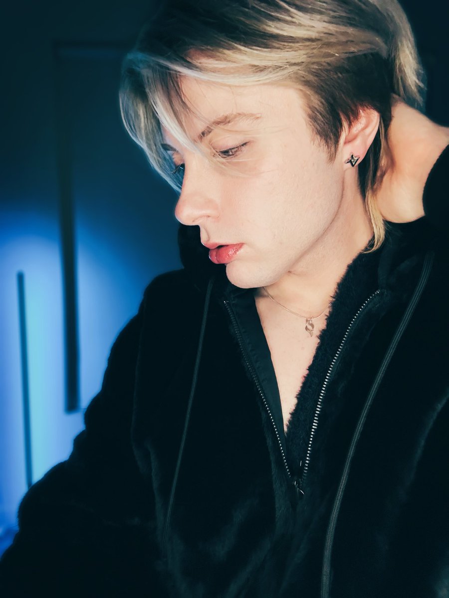 DamanMills's tweet image. lowkey i think mfs are just mad that i’m good at what I do while also being gay and pretty
keep hating bb idgaf 🏳️🌈🫶🏳️🌈