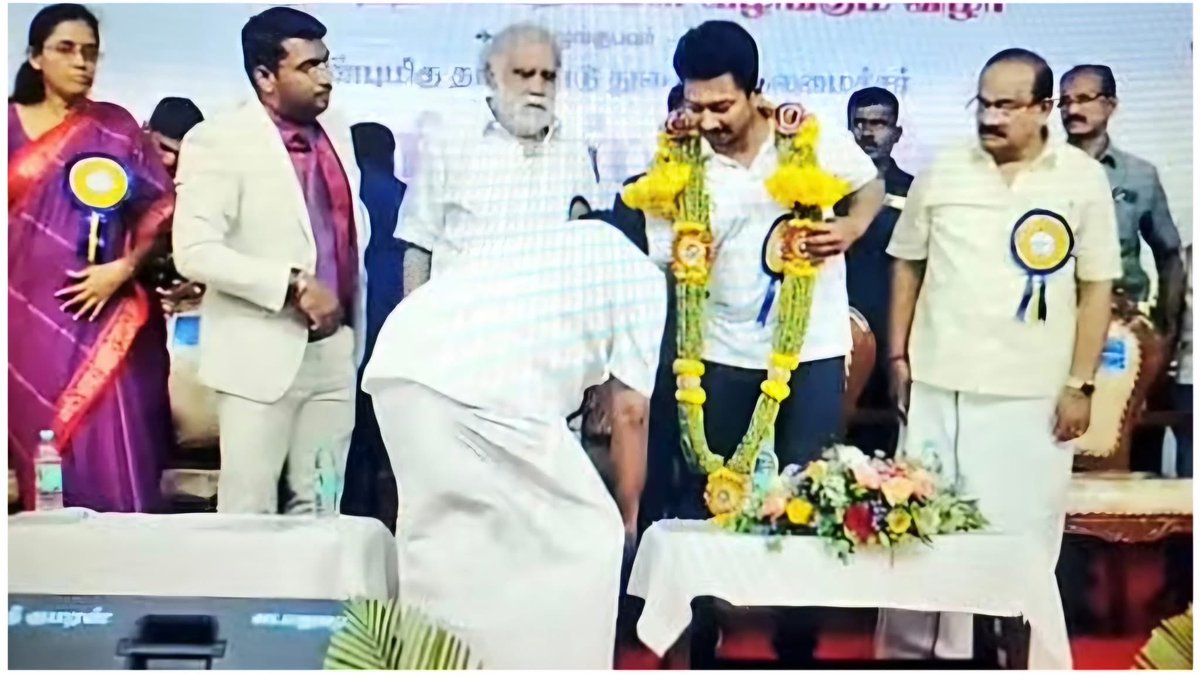 KSRadhakrish's tweet image. இவ்வளவு வயது ஆனா நபர் காலில் விழ போகிறார் என தெரிந்து விலகி செல்லவில்லை அவ்வளவு பெரிய அதிகாரவர்க்கம். இதுதான் இவர்களின் பகுத்தறிவு… சுய மரியாதை⁉️