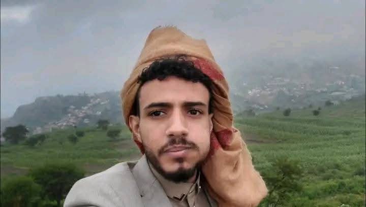 اختطفة الحووووثي بثلاثة طقوم من بيتهم 
ولا كأنهم هجموا على موقع في الجبهة 
بكل هذه الطقوم وهذا الترويع والاستعراض ليش ياعيال الرايات الحمر 
هو بيخزن معا الناس كلهم وشخصية اجتماعية مسكين الله تعرفة صنعاء بكلها والله لاهو معا شرعية ولا معا حوثي لاكن مايقبلش الباطل وكلمة الحق يقولها