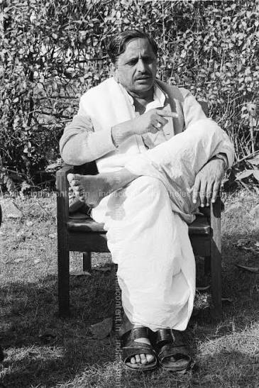 🙏 मुलायम सिंह यादव जी को उनकी पुण्यतिथि पर शत-शत नमन।
🌹 समाजवाद के सच्चे पुरोधा और किसानों–गरीबों की आवाज़ थे।
💐 उनका जीवन संघर्ष और सेवा की मिसाल है।
🕊️ उनकी शिक्षाएँ हमेशा मार्गदर्शन देती रहेंगी।

#मुलायम_सिंह_यादव