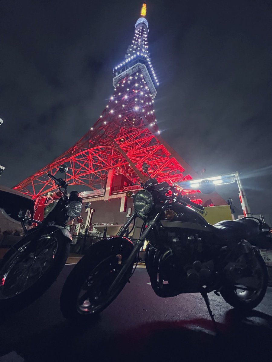 MKT_AiC's tweet image. 昨夜も樹とナイツー

中坊振りの東京タワー。
こんなに大きかったのか。
そして、樹の写真撮るのが上手すぎて最近全然自分で写真撮らなくなった笑

楽しかったー。

その後は、ずっと気になってた
 #LIBERTE
へ遊び行きました。
店内は男のロマンで埋め尽くされてました。また行きたいね。