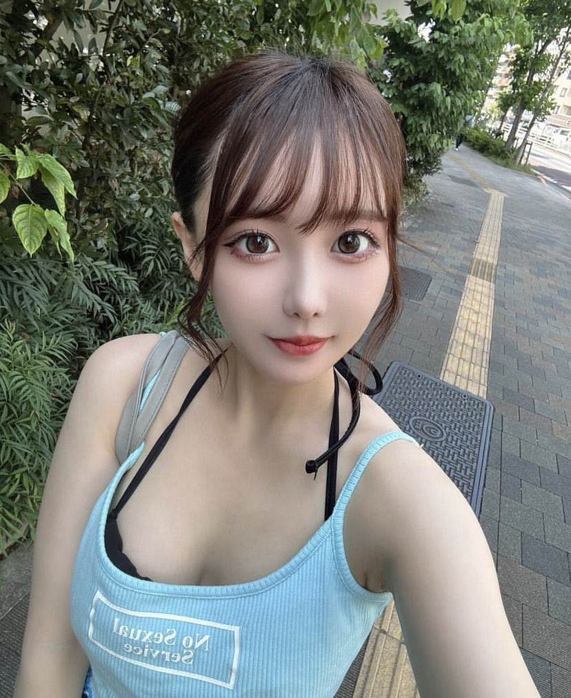 今天真的要死了！！

本来几个离职的技师一起吃完饭，然后唱歌放飞自我，谁知道在吃饭的时候，有几个技师把他的男鸭带过来了

吃到一半，她们几个带男鸭的没忍住就在私底下 扣起来了，搞得我们其他几人都没心思吃了

凭我对她们的了解，估计她们晚上会互相换着玩，毕竟也是要花钱的，不换白不换