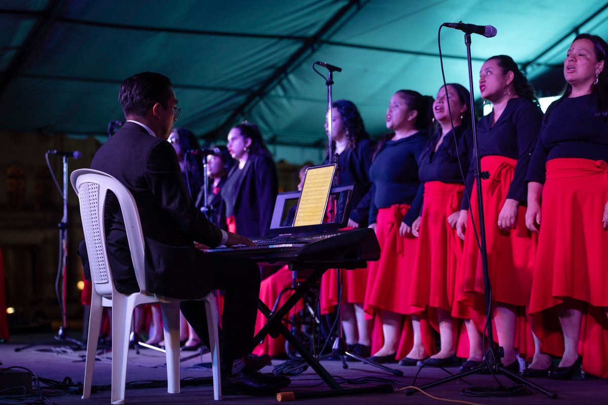 McdGuate's tweet photo. #Guatemala | 🎶💫 El Coro de Personas con Discapacidad “César Augusto Hernández” se apoderó del escenario del 28.º@fchgt con su espectáculo “Ensueño Vocal”, un recorrido musical por los grandes boleros y canciones románticas de ayer, hoy y siempre. 

#ElPuebloDignoEsPrimero https://t.co/CzmZObEwAN