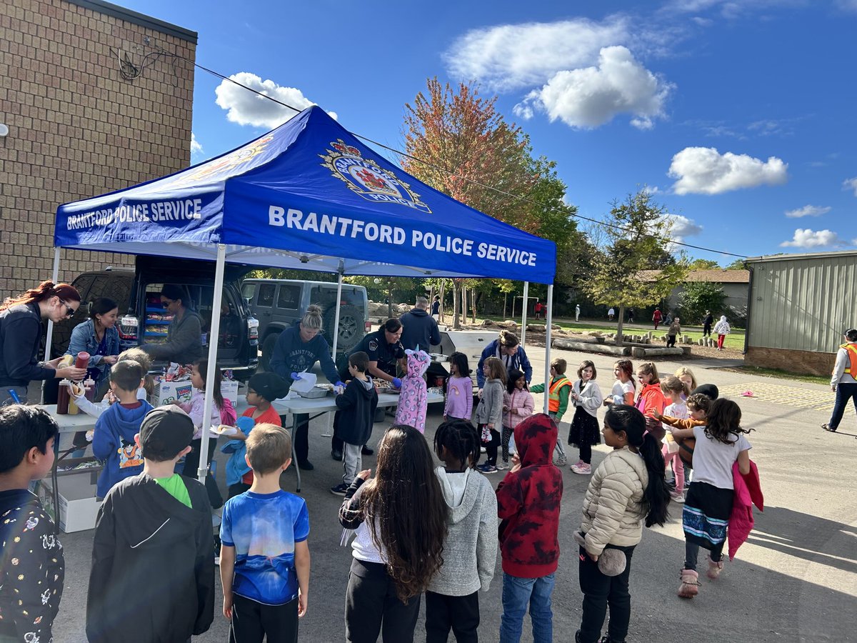 Kicking off a new school year with a BBQ lunch hosted by Brantford Police Services. Grateful for the smiles and generosity of “Cop Dog Day” for our Bobcats!! ⁦<a href="/GEDSB/">Grand Erie District School Board</a>⁩ ⁦<a href="/BrantfordPolice/">Brantford Police Service</a>⁩