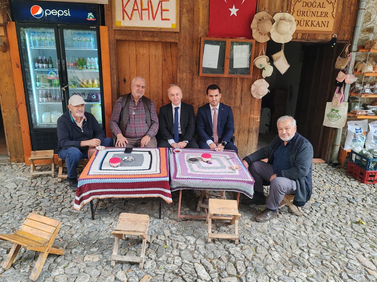 Ahmet Kutsi Tecer’in “Orada bir köy var uzakta” şiirini ithaf ettiği Erzincan/Kemaliye/ Apçağa köyünde irfan ve gönül ehli; ülkesine, köklerine, değerlerine ve geleneklerine bağlı insanımızla sohbetin verdiği huzur.