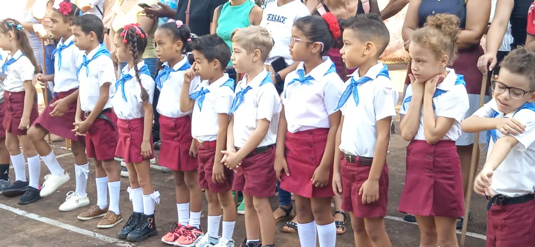 793 alumnos de 1er grado recibieron sus pañoletas azules en #MoaPrimeraPorElTrabajo. Ya son pioneros!!! Felicitaciones!!!
#HolguinSi