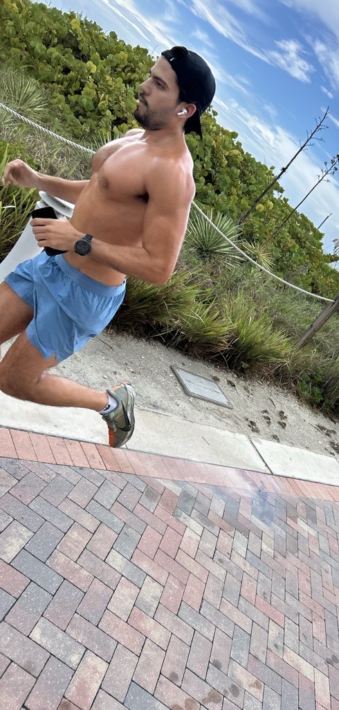 CandidswithH's tweet image. Runner with Chest #MensHealth #fitness #pecs #abs #alpha