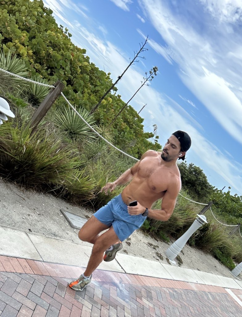 CandidswithH's tweet image. Runner with Chest #MensHealth #fitness #pecs #abs #alpha