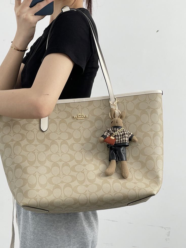 bkppallmyday's tweet photo. Sale 10.10 ‼️ Coach tote 16* สีฟ้่าขาวที่ตามหา Price :  1900 สวยมากๆๆ สภาพดีมากค่ะ 
มีรอยตามการใช้งานปกติแท้100%  
สวยค่ะ ใส่แมคบุ๊คไอแพดได้สบาย

กทมส่งแมสได้ค่ะ

#ส่งต่อlongchamp #ส่งต่อlongchampแท้  #ส่งต่อเสื้อผ้ามือสอง #ส่งต่อกระเป๋ามือสอง   #ส่งต่อcoach  #coachมือสอง https://t.co/Y81fDG4V2o
