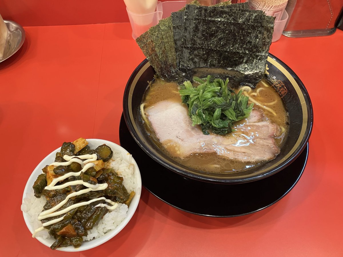 kazupunk1192's tweet image. 高円寺駅
大輝家直系麺屋暁さん
ラーメン並　ライスバー　高級のり（Xフォローサービス）
新店！蒲田の大輝家さんの直系とか！
安定のマヨネーズと裏カッパ。かなりの甘めな味付け！
カエシ感は少なめのあぶらが多い感じ！
このご時世に100円でご飯おかわりはでかい！
駅近で便利！