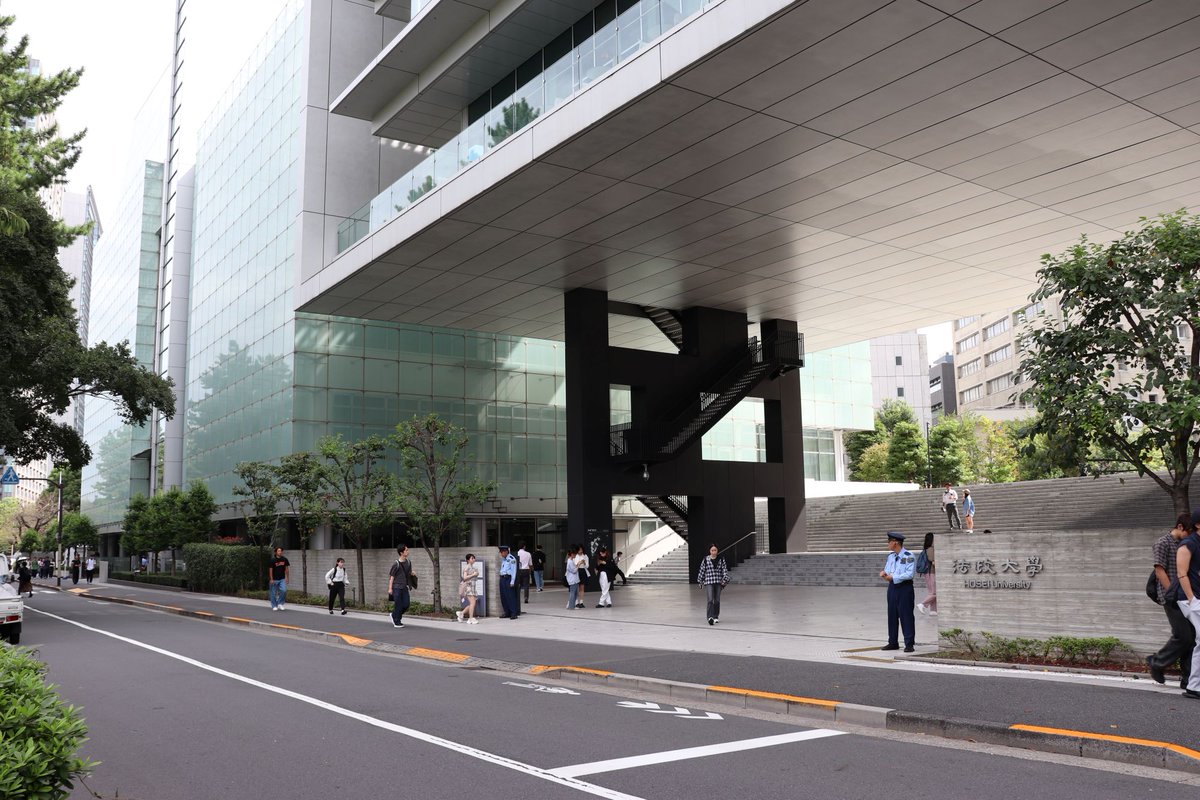 hosei_pr's tweet image. 2025年8月より市ケ谷キャンパス前の区道の通称名が「#法大通り」になりました🎉地元町会の方々より申請をいただき、今回通称名決定に至りました。大学と地域を結ぶ新たなシンボルとして、今後とも地域の皆さまとの交流を深めながら、共に歩んでまいります😊
#法政大学
hosei.ac.jp/pickup/article…