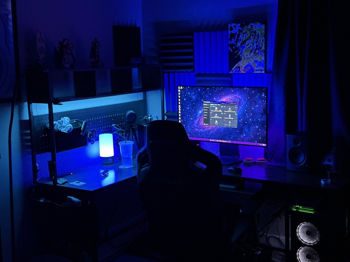 Finally got a proper desk in the new place 🤓