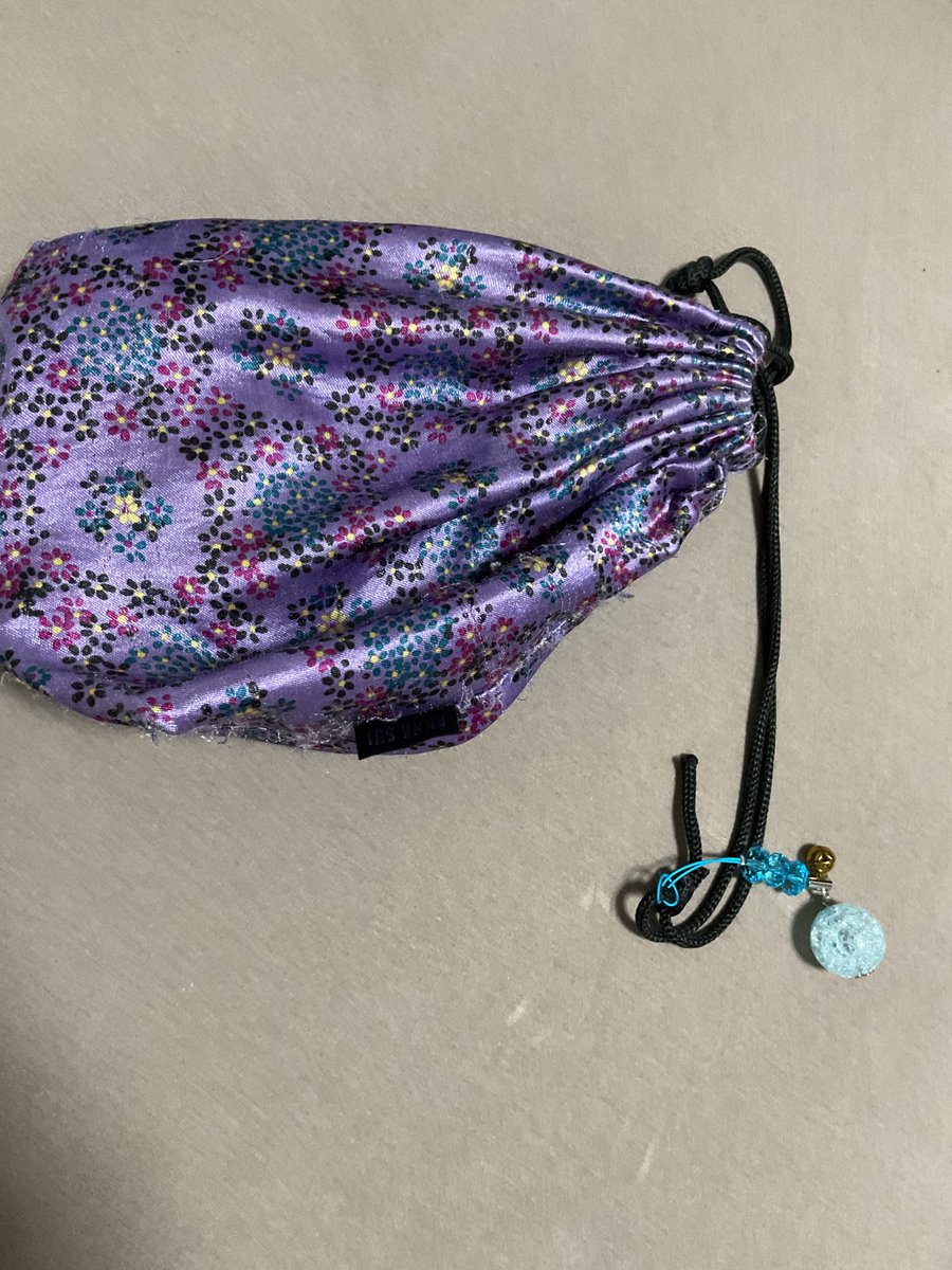 SATOMIMASATO's tweet image. 財布　小銭入れを百均の手さげ袋に入れてますが、袋に鈴が？

二日前に名古屋　劇場あと、東海支社の方達と食事会。
いざ支払い。
財布がない〜〜
皆さんにご迷惑をかけました。
劇場　タクシー　ホテル

結論は我が家に置いたまま。

嫁から　鈴付けとき💢
クマに注意か？
まぁ　嫁はクマより怖いけど
