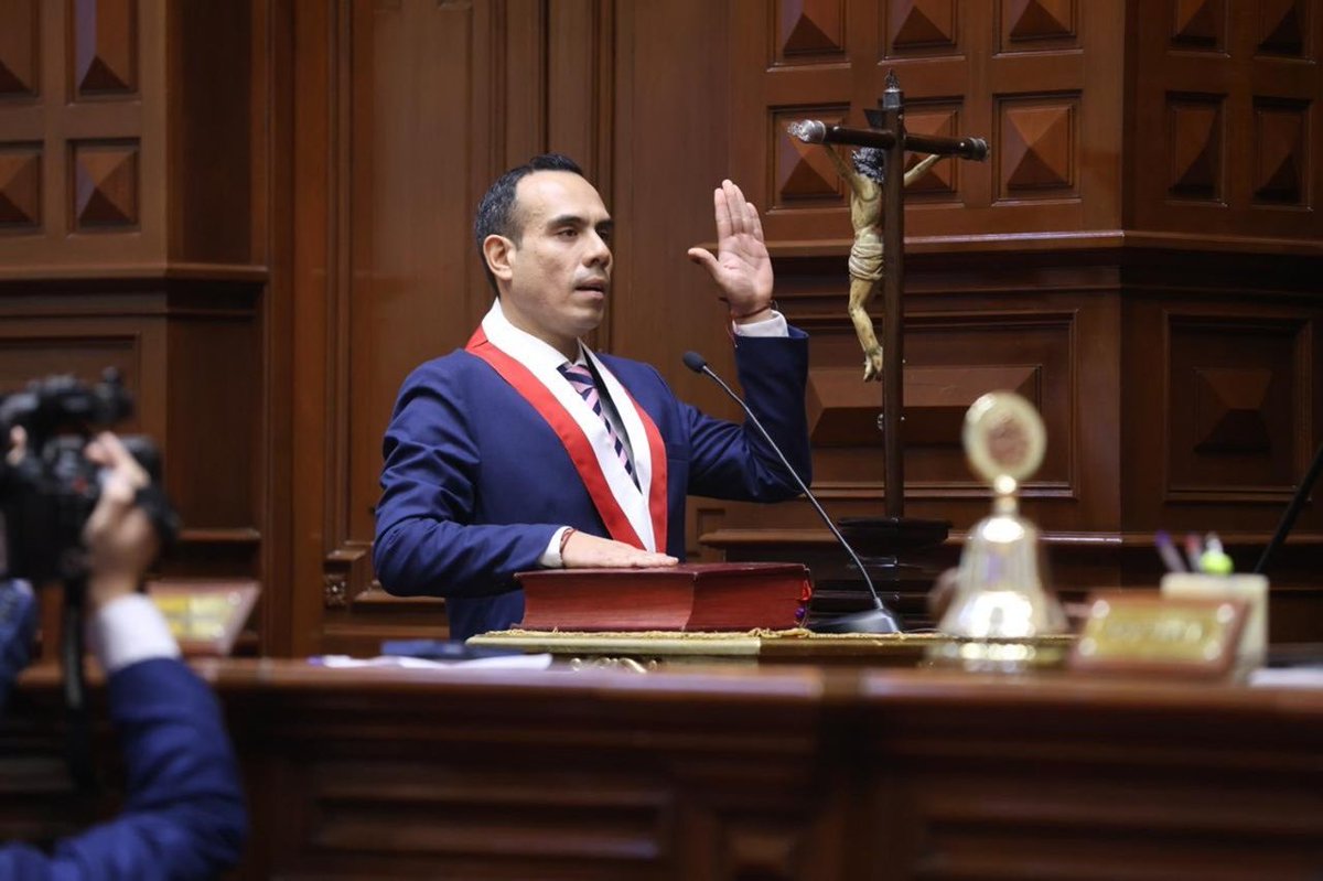 🔴📻🇵🇪 #Perú El Congreso evalúa la moción de vacancia contra la presidenta Dina Boluarte. De concretarse la vacancia presidencial, el cargo sería asumido por el actual presidente del Congreso, José Jerí Oré, de la bancada de Somos Perú, según lo establece la línea de sucesión.