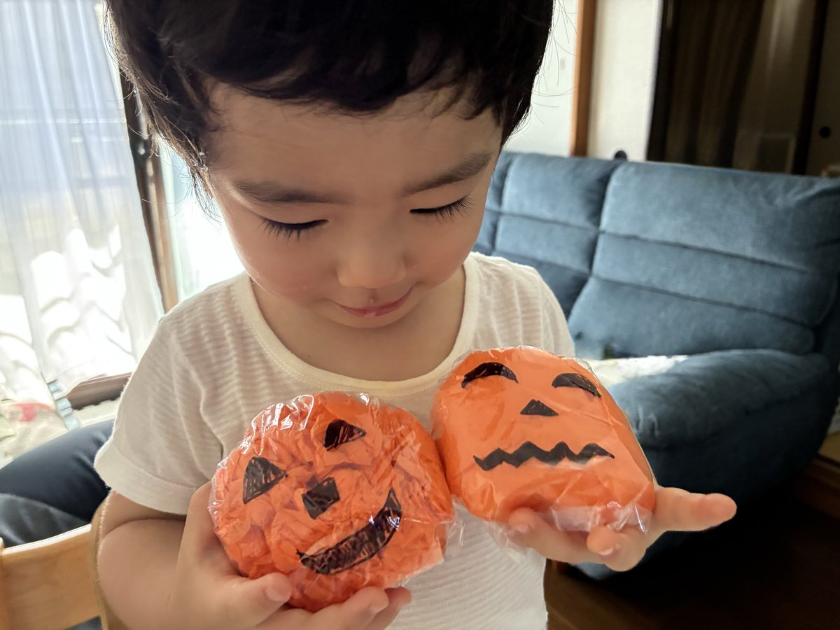 めちゃくちゃええ天気なのに、荷物配達待ちで家にいなきゃなので…

こないだ教えてもらった手作りJack-o'-Lantern🎃

ほんとは顔は黒画用紙で三角とか四角とかにして両面テープで貼るのだけど、黒いのなくてマジックで。

プコはテープを引き出す遊びにハマってもーた🫠